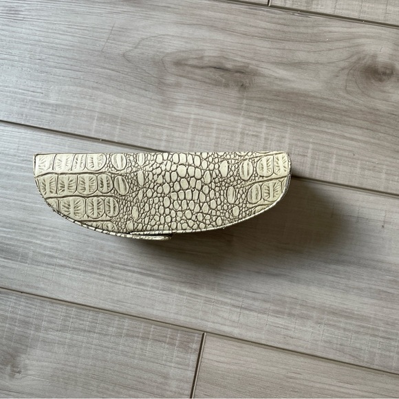 Sama Crocodile Embossed Beige Leather Eyewear Case - Picture 6 of 8